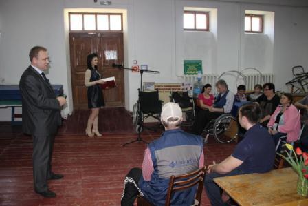 Евгений Ильин поздравил с новосельем членов клуба для инвалидов «Успех»